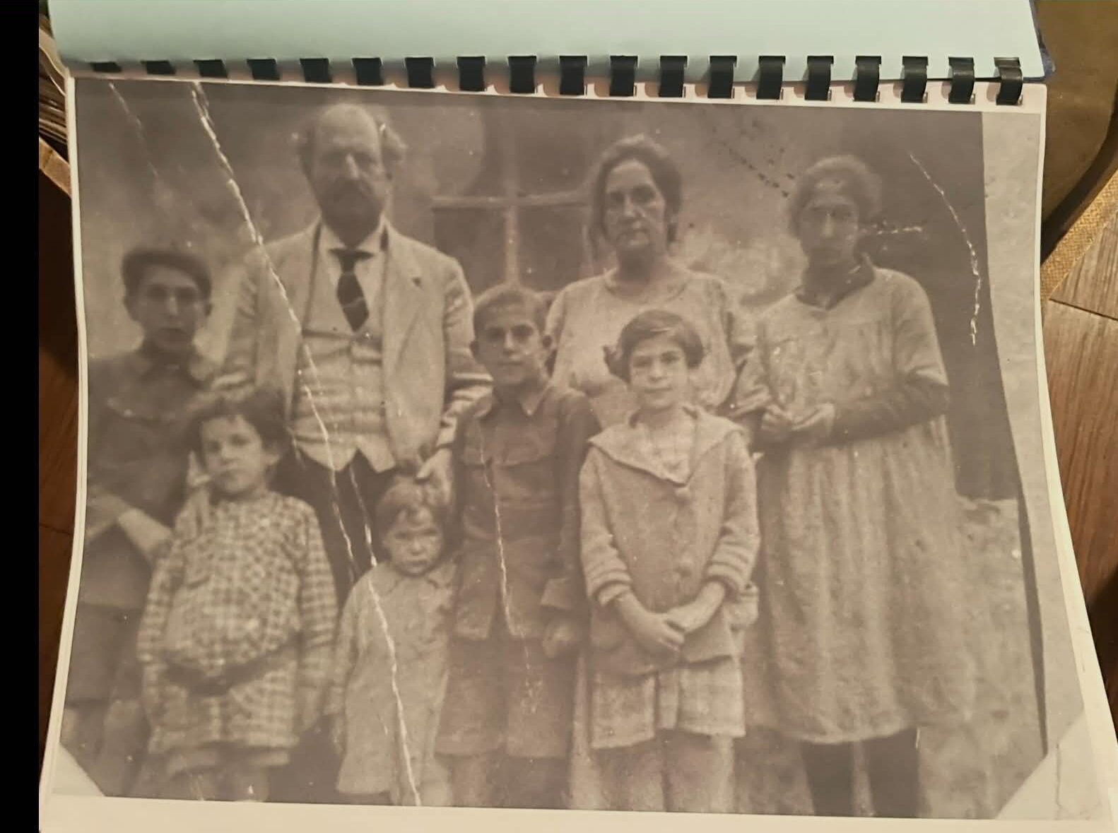 Jeannopoulos family group photo (undated) preview